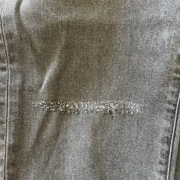 Madewell perfect vintage gray jeans with a single distress on the right leg - Picture 7 of 8